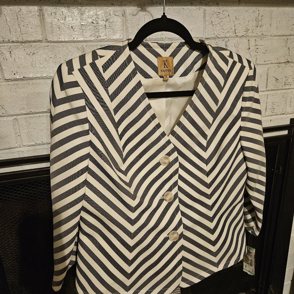 Kasper Separates Charcoal/light gray & White Chevron Blazer, 8